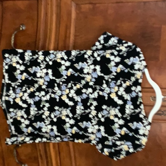 NWT floral blouse. - Picture 4 of 5